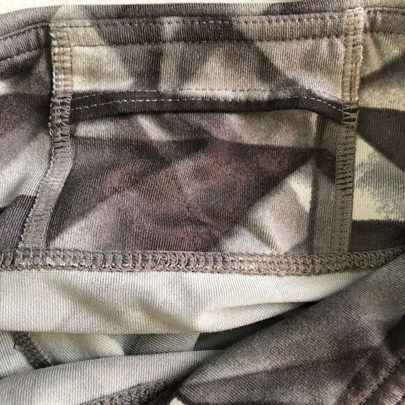 Athleta Diamond Chaturanga Knocker Capri pant, size small - Picture 10 of 10